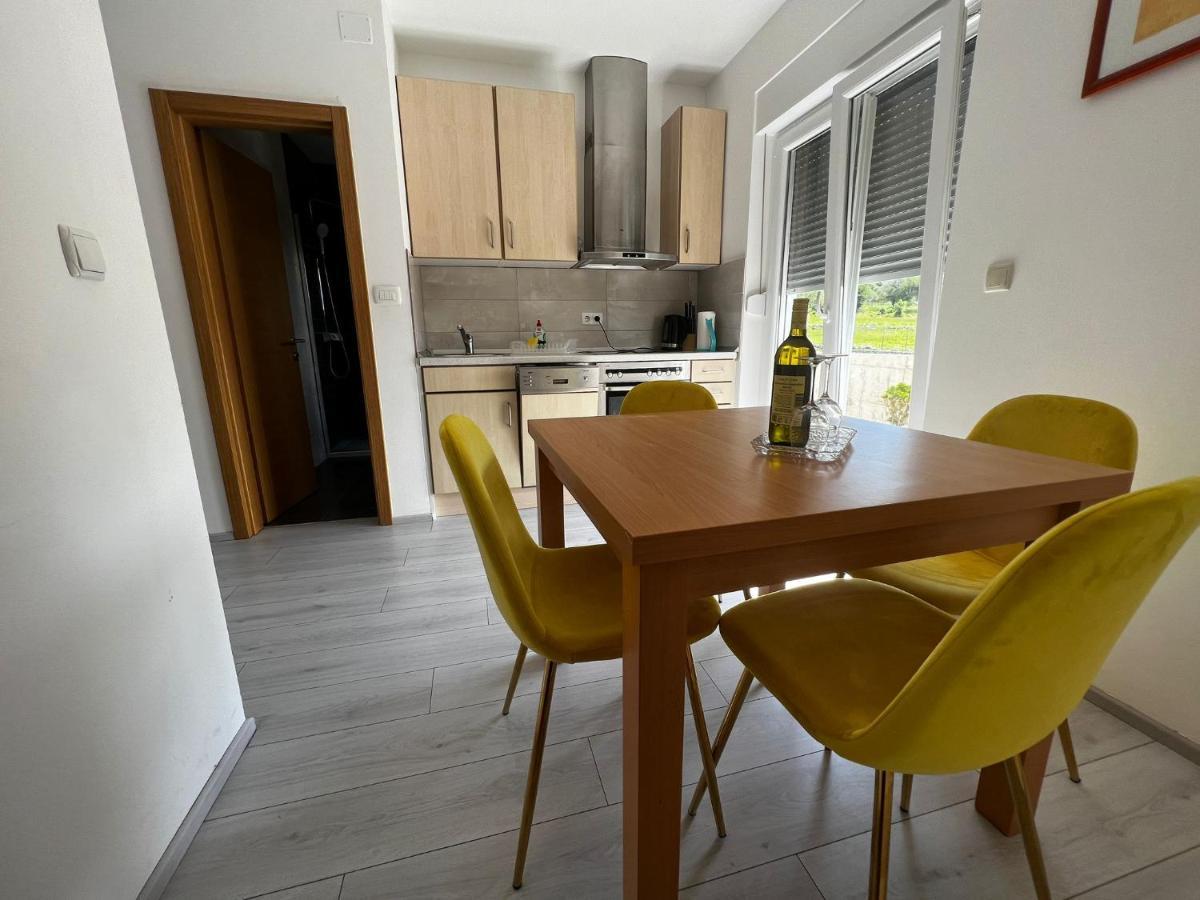 Apartments Petrusic Supetarska Draga Bagian luar foto