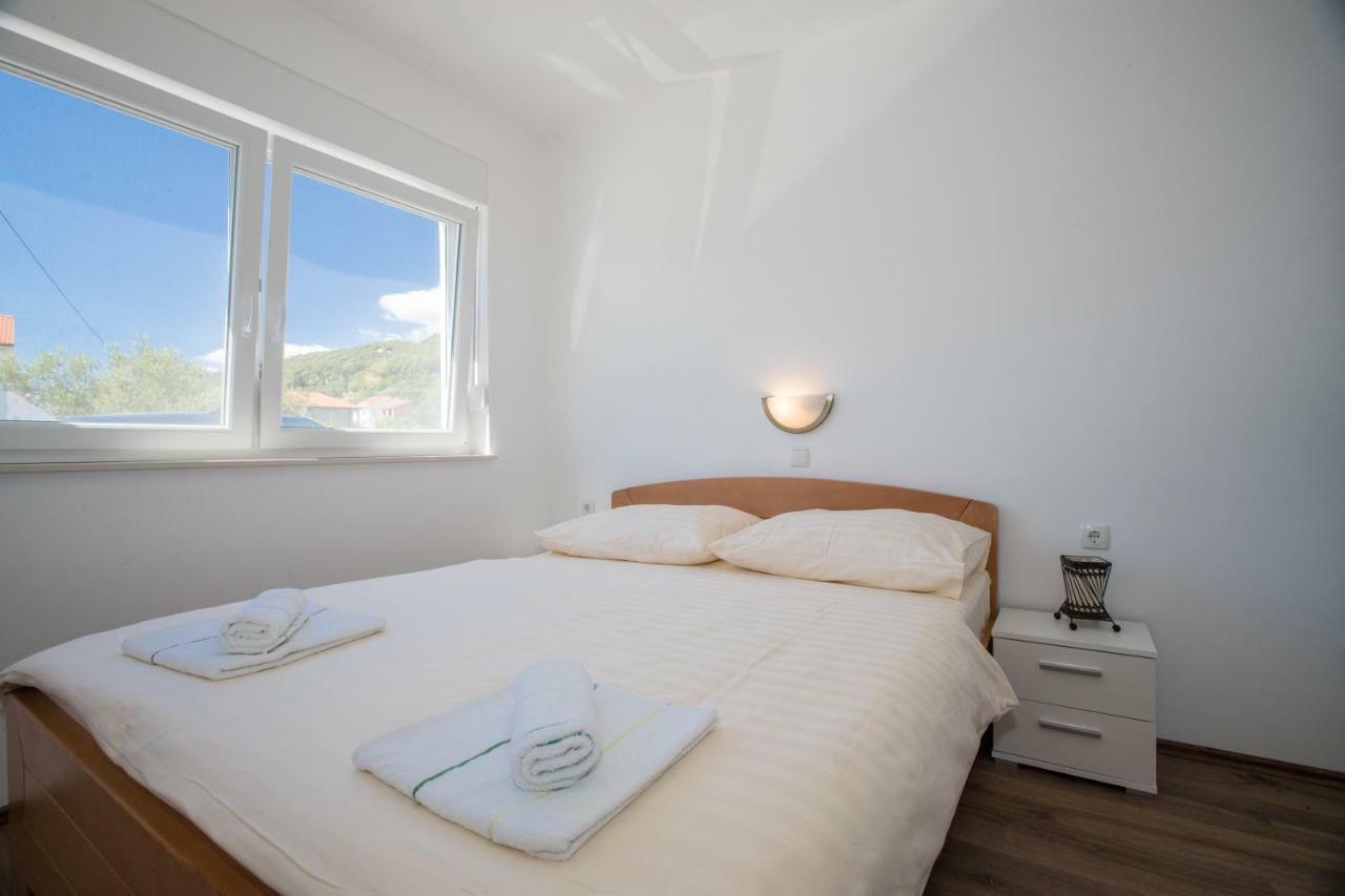 Apartments Petrusic Supetarska Draga Bagian luar foto