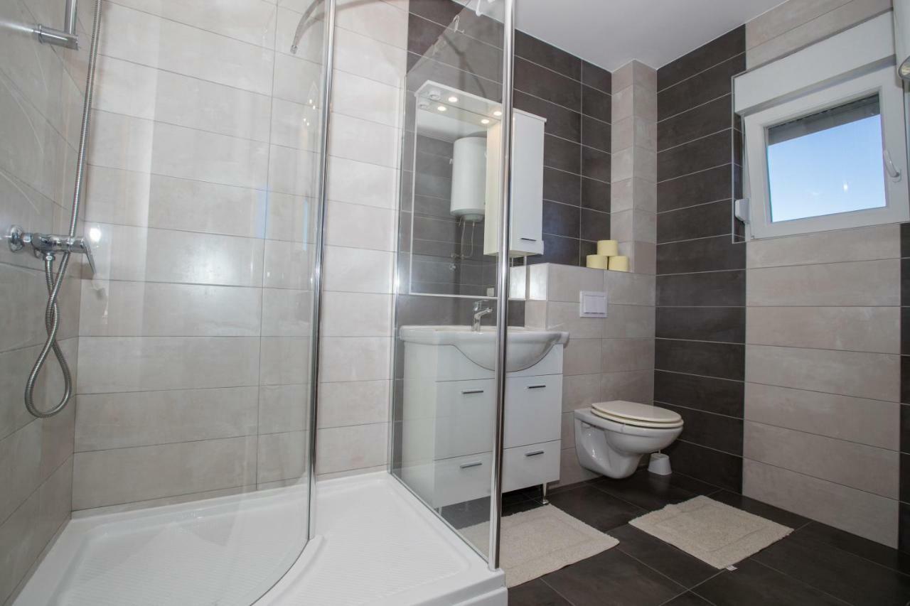 Apartments Petrusic Supetarska Draga Bagian luar foto
