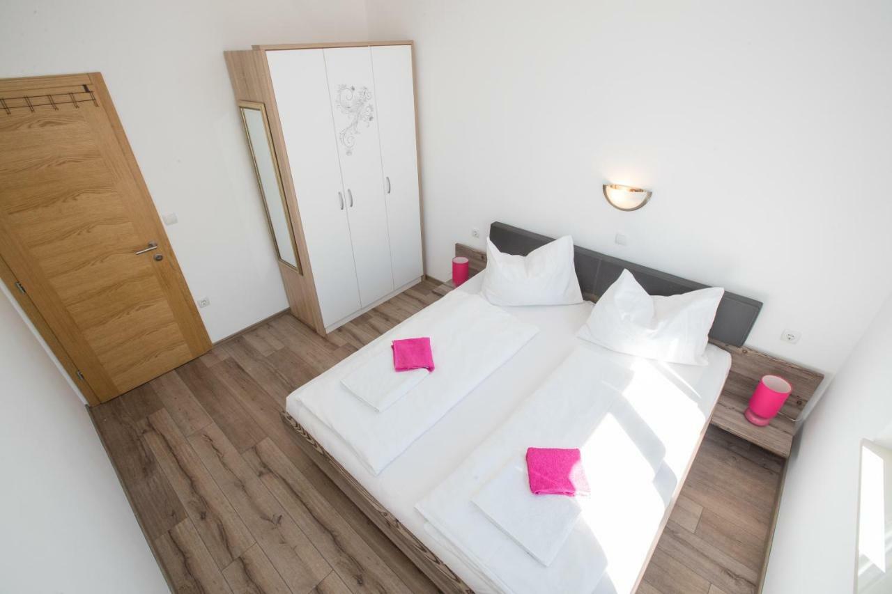 Apartments Petrusic Supetarska Draga Bagian luar foto