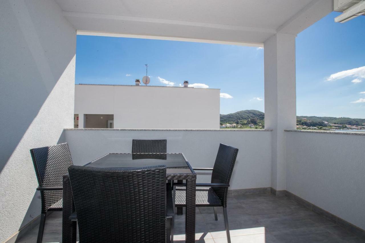 Apartments Petrusic Supetarska Draga Bagian luar foto